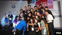 Taking a group selfie are 30 of the accomplished Vietnamese business leaders under 30 years old highlighted by Forbes. (Lien Hoang for VOA News)