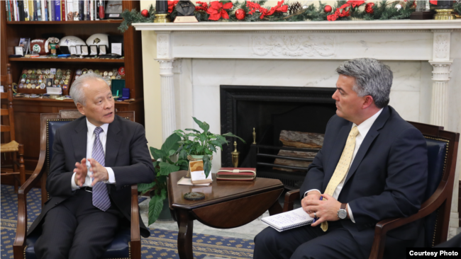 美国联邦参议员加德纳（Sen. Cory Gardner, R-CO）2018年12月12日与中国驻美大使崔天凯举行会谈。（照片来源：Sen. Cory Gardner Press Release）