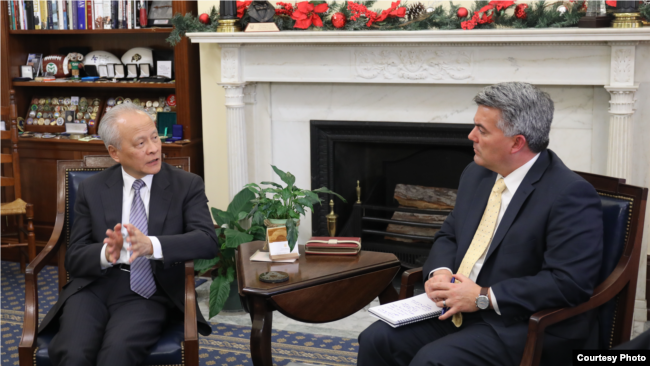 美国联邦参议员加德纳(Sen. Cory Gardner, R-CO)2018年12月12日与中国驻美大使崔天凯举行会谈。(照片来源:Sen. Cory Gardner Press Release)