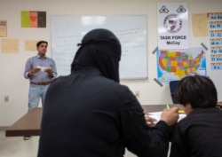 Pengungsi Afghanistan mengikuti sebuah kelas pendidikan. (Foto: AP)