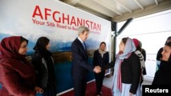 U.S. Secretary of State John Kerry meets with Afghan women entrepreneurs at the U.S. Embassy in Kabul, March 26, 2013. 