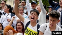 Jóvenes colombianos asisten a una vigilia por Dilan Cruz, un manifestante de 18 años gravemente herido el sábado en enfrentamientos con la policía durante protestas contra el gobierno en Bogotá. Domingo 24 de noviembre de 2019. AP/Iván Valencia.