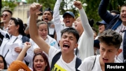 Para remaja Kolombia hari Minggu (24/11) menghadiri acara untuk mengenang tewasnya Dilan Cruz, dalam demonstrasi anti pemerintah di Bogota. 