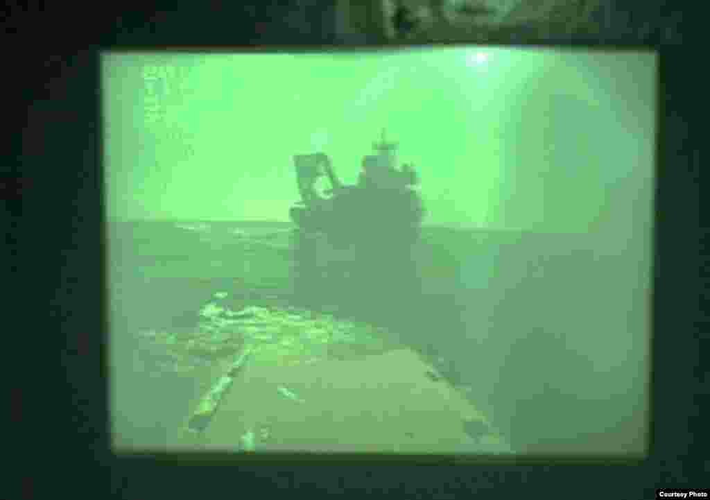 Gambar kapal R/V Atlantis dari dalam kapal selam Alvin setelah sukses menyelam ke rembesan metana di punggungan samudera&nbsp;Hydrate Ridge, Oregon.&nbsp; (V. Orphan) 