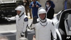 SpaceX ဒုံးပျံနဲ့ အာကာသထဲ လိုက်ပါမယ့် အမေရိကန် အာကာသယာဉ်မှူး Douglas Hurley (ဝဲ) နဲ့ Robert Behnken (ယာ)။ (မေ ၃၀၊ ၂၀၂၀)