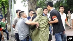 越南警方在河內驅散了舉行反華示威的活動人士