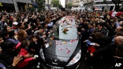 Miles de personas acompañaron al vehículo que trasladaba los restos de Gustavo Cerati en Buenos Aires.