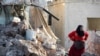Žena stoji u ruševinama zgrade koja je, prema izveštajima, uništena u vazdušim udarima sirijskog saveznika Rusije, u gradu Kafranbel u pobunjenočkom delu pokrajine Idlib, 20. maja 2019.