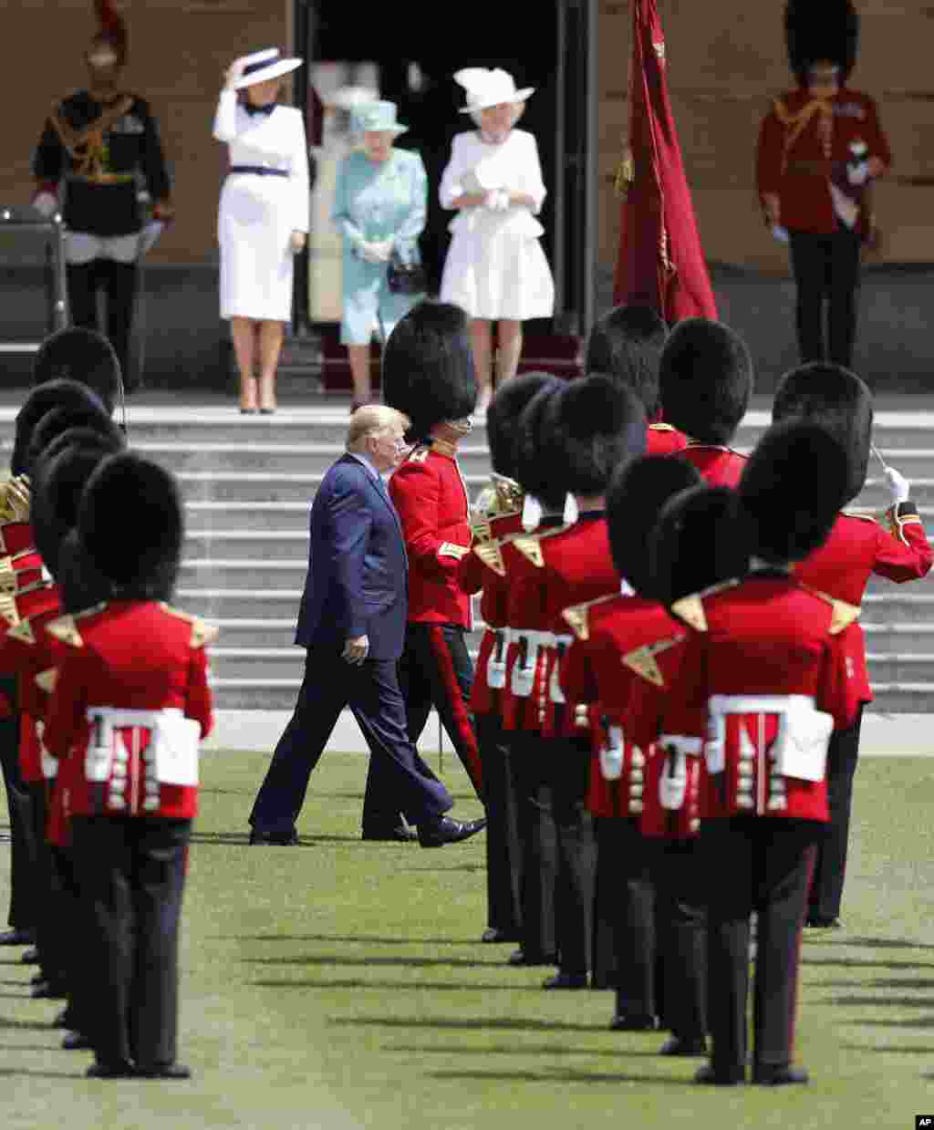 پرزیدنت ترامپ در مراسم رسمی با حضور ملکه بریتانیا در کاخ باکینگهام از مقابل گارد ویژه عبور می کند.