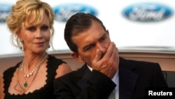 El actor español Antonio Banderas junto a su esposa estadounidense, Melanie Griffith, durante una gala.