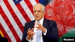 잘메이 할릴자드 아프가니스탄 주재 미국 특사가 28일 카불 주재 미 대사관에서 현지 취재진들의 질문에 답하고 있다. 