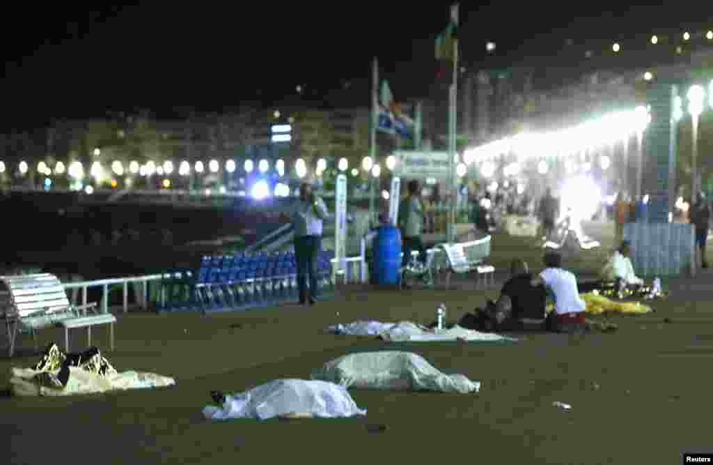 Les corps des victimes fauchées par un camion qui a foncé sur une foule lors de la fête nationale française, à Nice, le 14 juillet 2016. &nbsp; 