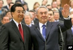 胡锦涛主席2009年访问哈萨克，右为哈萨克总统