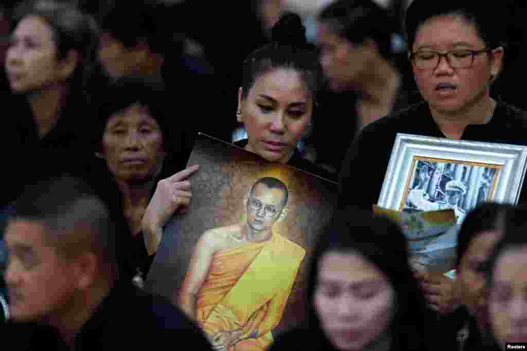 Mourners wait for the start of the funeral procession for Thailand's late King Bhumibol Adulyadej before the Royal Cremation Ceremony in front of the Grand Palace in Bangkok, Oct. 26, 2017.