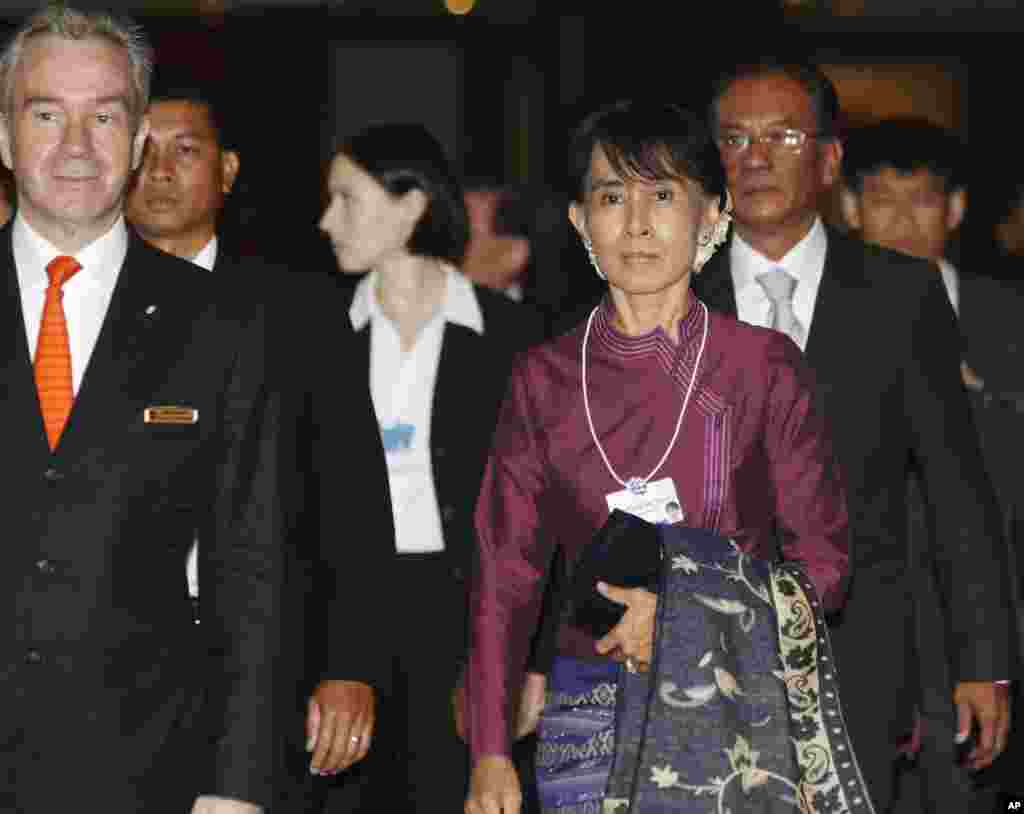 Burma&#39;s pro-democracy leader Aung San Suu Kyi (3rd R) attends the open plenary session &#39;East Asian Models for Transforming the Global Economy&#39; as part of the World Economic Forum on East Asia, at a hotel in Bangkok, Thailand, May 31, 2012.<br 