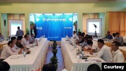  သြဂုတ်လ ၃၁ ရက်နေ့က ကျိုင်းတုံမှာ ငြိမ်းချမ်းရေးကော်မရှင်အဖွဲ့နှင့် မြောက်ပိုင်းလက်နက်ကိုင်တို့ တွေ့ဆုံစဉ်(ဓါတ်ပုံ- U Hla Maung Shwe (NRPC) 