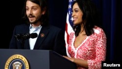 Diego Luna y Rosario Dawson estrenaron la cinta "César Chávez" en la Casa Blanca.