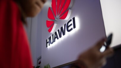 Biểu tượng của Huawei tại một cửa hàng ở Bắc Kinh- Uganda và Zambia ngày 16/8/2019 bác bỏ tin là Huawei giúp họ do thám các đối thủ chính trị.