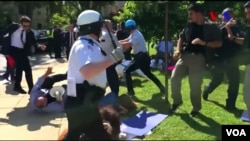 Washington D.C. police try to break up a clash between protesters and supporters of Turkish President Recep Tayyip Erdogan near the Turkish ambassador's residence, May 16, 2017.