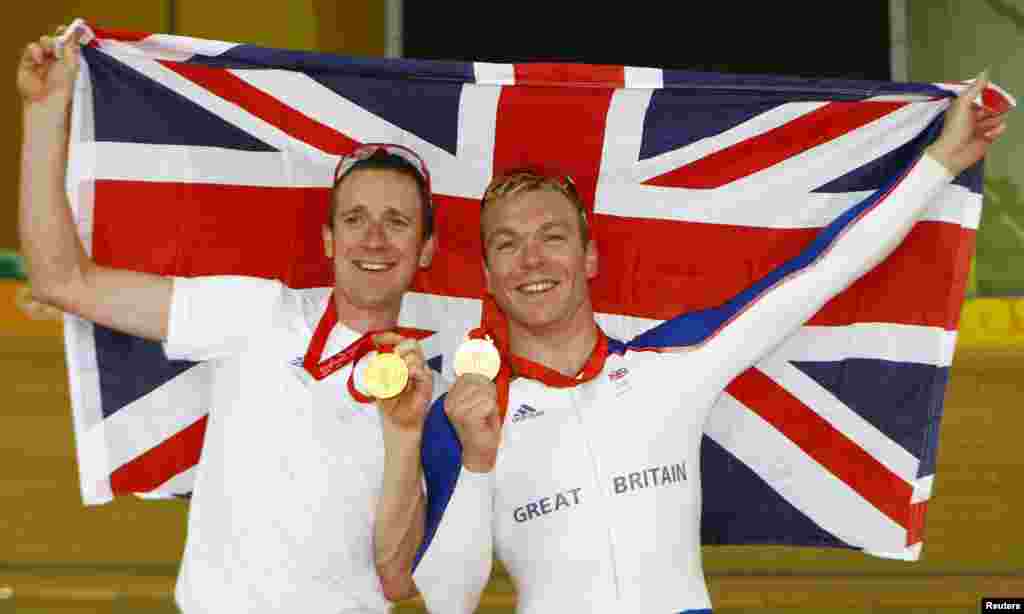 British cyclists Bradley Wiggins (L) and Chris Hoy (R) pose with their gold medals at the track cycling event at the Beijing 2008 Olympic Games August 16, 2008.