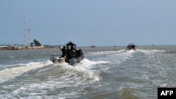 Cette photo fournie par le ministère camerounais de la défense montre des membres d’un bataillon camerounais d’intervention rapide près de la péninsule de Bakassi, à l’ouest du Cameroun, près de la frontière nigériane, le 5 mai 2009.