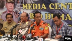 Kepala Basarnas Bambang Sulistyo (tengah) saat melakukan jumpa pers di Polda Jatim, Surabaya hari Selasa 13/1 (foto: VOA/Petrus).