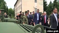Ambasador Kajl Skot i predsednik Srbije Aleksandar Vučić prisustvovali su primopredaji 19 vojnih vozila "hamvi" u kasarni u Pančevu.