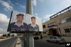 约旦飞行员卡萨斯贝的肖像挂在安曼