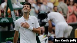 Novak Đoković nasmejan posle pobede u polufinalu Vimbldona nad Špancem Rafaelom Nadalom (Foto: AP/Ben Curtis)