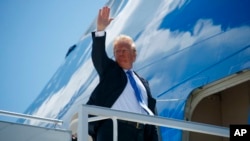 លោក ត្រាំ ឡើង​ជិះ​យន្ត​ហោះ​ Air Force One ដើម្បី​ធ្វើ​ដំណើរ​ទៅ​ជួប​លោក គីម ជុងអ៊ុន​ មេដឹកនាំកូរ៉េ​ខាង​ជើង នៅ​ប្រទេស​សិង្ហបុរី ដោយ​ចាក​ចេញពី​កិច្ច​ប្រជុំ​ G7 នៅ​ប្រទេស​កាណាដា កាល​ពី​ថ្ងៃទី​សៅរ៍ ទី៩ មិថុនា ២០១៨។
