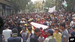 Demonstrasi anti pemerintah berlangsung di Yabroud, dekat Damaskus usai sholat Jumat (11/5). Sedikitnya 7 tewas dalam kerusuhan hari Sabtu. 