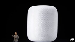 Phil Schiller, vicepresidente senior de mercadeo global de Apple presenta el asistente virtual HomePod de la empresa en la Conferencia Mundial de Desarrolladores de Apple en San José, California. Junio 5, 2017.