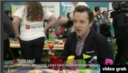 Tom Hall, Pimpinan Lego Education International (VOA/Videograb)