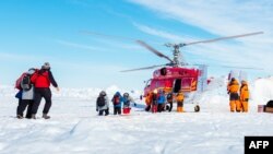 Helikopter mengangkut kelompok penumpang pertama dari kapal Rusia MV Akademik Shokalskiy yang terperangkap di es.