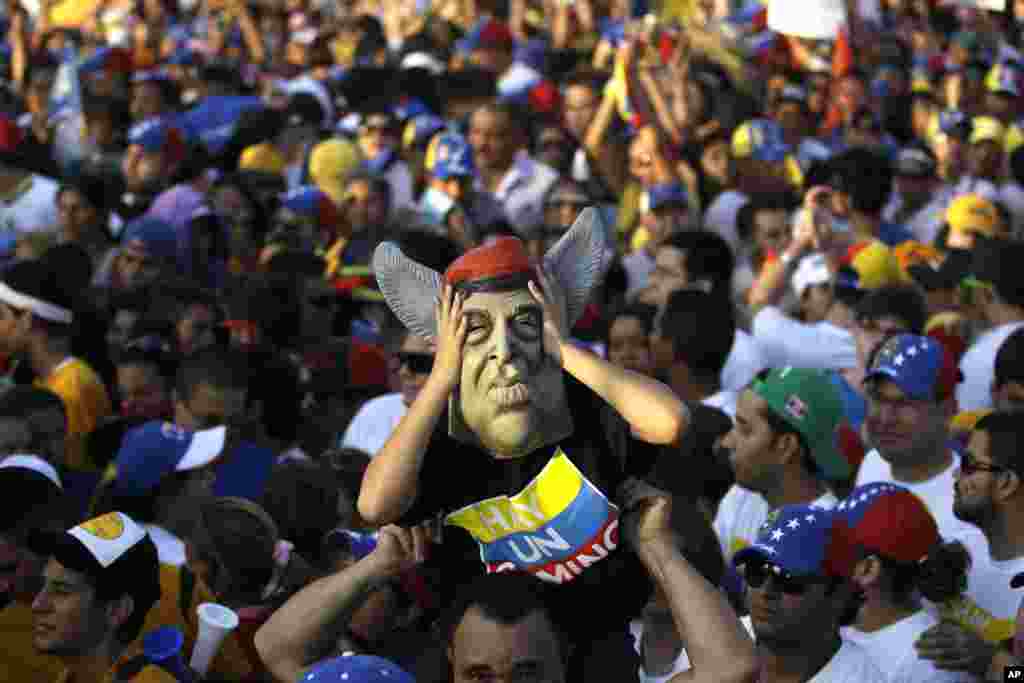 Una m&aacute;scara que asemeja el rostro de Ch&aacute;vez, entre los seguidores de Capriles, en Barquisimeto.