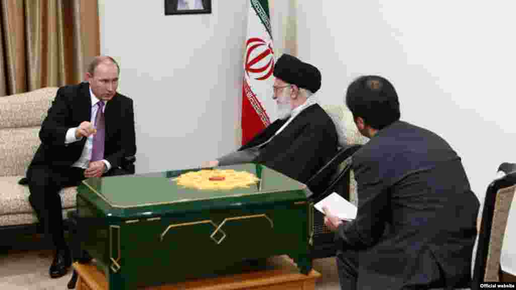  ولادیمیر پوتین، رئیس جمهوری روسیه در دیدار با آیت الله خامنه ای، رهبر جمهوری اسلامی ایران، یک جلد قرآن دست نویس قدیمی به او اهدا کرد. عکس از سایت رهبر ایران.