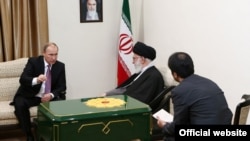 دیدار پوتین در آذرماه ۹۴، جایی که پوتین یک کپی از قرآنی قدیمی که در روسیه نگهداری می‌شود را به خامنه‌ای داد.