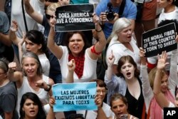 2018年6月28日，在华盛顿国会山的哈特参议院办公大楼内，妇女们抗议移民的子女与父母被分开的情况。