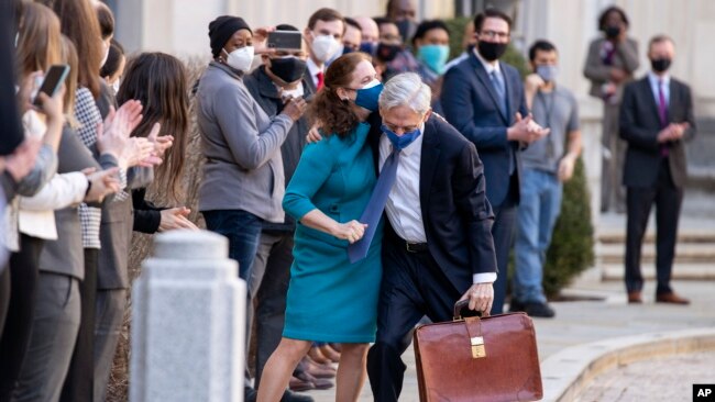 Prokurori i Përgjithshëm, Merrick Garland, përqafon bashkëshorten e tij, Lynn në ditën e tij të parë në zyrën e Departamentit të Drejtësisë në Uashington.