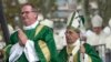 Pope Francis arrives for Sunday Mass on the Benjamin Franklin Parkway in Philadelphia, Pa., Sept. 27, 2015.