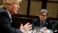 En dos entrevistas otorgadas por Trump esta semana, el mandatario rebajó la importancia del papel de Bannon tanto en su campaña como en su presidencia.