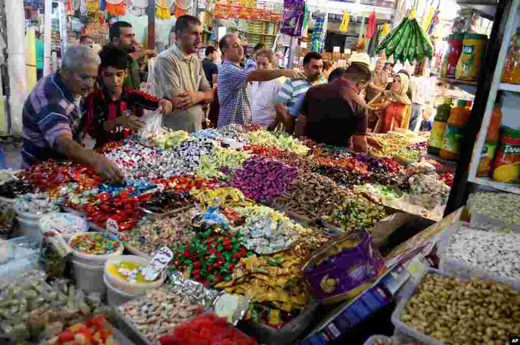 Toko Irak untuk keperluan Idul Fitri di pasar Shorjah di pusat Baghdad, 27 Juli 2014.