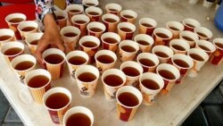 88 galon minuman Pokak untuk meningkatkan imunitas dibagikan kepada masyarakat dan petugas pelayanan publik di Kota Surabaya setiap hari (foto Petrus Riski-VOA).