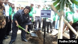 Menteri Lingkungan Hidup dan Kehutanan, Siti Nurbaya, menanam bibit pohon di Kompleks Kampus UNS, Solo (Foto: VOA/Yudha).