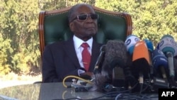 L'ancien président du Zimbabwe, M. Mugabe, devant les médias à Harare le 29 juillet 2018 lors d'une conférence de presse surprise à la veille des premières élections du pays depuis qu'il a été évincé de son poste l'année dernière.