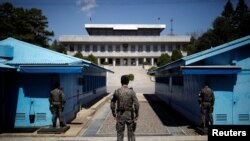 남북 정상회담을 앞둔 판문점. 지난 11일 미국과 한국 병사들이 군사분계선 넘어 북한 쪽을 지켜보며 경비를 서고 있다. 