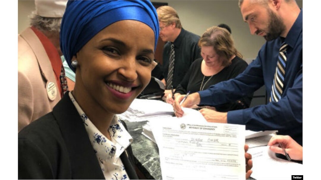 Ilhan Omar prilikom predavanja dokumentacije za učešće na izborima za Kongres