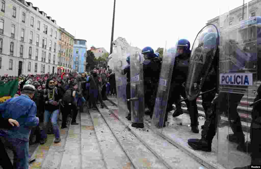 Manifestantes pareciam decididos a romper o cordão policial frente ao parlamento