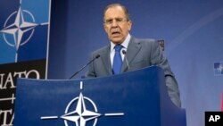 Menlu Rusia, Sergei Lavrov menegaskan bahwa Moskow tidak akan ikut campur dalam kekisruhan politik di Ukraina, hari Rabu (4/12) dalam pertemuan NATO di Brussels, Belgia. 