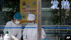 Nurses collect patients' blood samples at a specialized fever clinic inside the Ditan Hospital, where a Chinese girl is being treated for the H7N9 strain of bird flu, in Beijing, April 14, 2013.